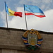 In Komrat - Am Gebäude des gagausischen Exekutivkomitees und der Volksversammlung: <br />Über dem Wappen von "GAGAUZ YERI" wehen die Fahnen Gagausiens und der Republik Moldau (links).