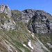 Blick von der Sinsgäuer Schonegg (1915m) auf Sinsgäuerjochlistock (links; 2145m) und Maisander (rechts; 2136m). 