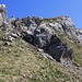 Aufstieg auf dem Grat vom Sattel Sinsgäuer Schonegg zum Sinsgäuerjochlistock. Der Felsturm P.2054m kann rechts durch eine Geröllrinne oder links über Gras umgangen werden.