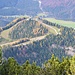 Obere Bildmitte: Alpengasthaus Karwendel und gleichnamige Bergstation. Was im Winter bestimmt eine schöne Skipiste, präsentiert sich im Sommer als eher öder Wanderweg zur Bärenbadalm. (Vom Gipfel des Bärenkopfs fotografiert)