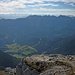 Blick über Steinberg zur Rofan-Hauptkette. Dahinter die Zentralalpen, die sich auf diesem Bild leicht als Wetterscheide zu erkennen geben.