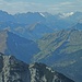 Maximaler Zoom zu Karwendel und Wetterstein. Links das Duo Karwendelspitze und Vogelkarspitze, rechts die mächtige Zugspitze mit ihren Gletschern.