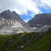 Die Dremel- und Schneekarlespitze (2.641m) werden durch die Westliche Dremelscharte (2.434m) getrennt.