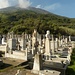 neuer Friedhof vor dem Vulkan, im Vordergrund aber normale Wolken