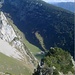 Auf der grasigen Nordostflanke, Tiefblick auf Alp Tesel