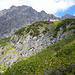 Blick hinauf zur Steinseehütte, überragt von der Schneekarlespitze (2.641m) und der Dremelspitze (2.733m)