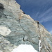 Das schmale Felsband zieht sich diagonal durch die Gipfelwand.