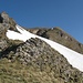 Vom Sattel kann man schon den Fahnenmast sehen, hinter dem die Gipfelhütte des Alvier liegt.