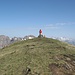 Die Gipfelkuppe des Alvier - links hinten Gamsberg, Fulfirst etc; rechts hinten Säntis, Alpstein usw.