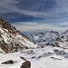 in den Mulden liegt schon viel Schnee, links das Gipfelziel