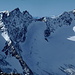 Die Höchsten des Dorferkamms. Rechts das Dorferkees. Dahinter die Gipfel der Zilltertaler Alpen und des Karwendel. Die Schlieferspitze steht schon nördlich des Alpenhauptkamms zwischen Obersulzbachtal und Krimmler Achental.