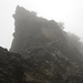 Beim Abstieg nach Cavaglia geht es an grossen Felsen vorbei