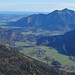 Über den spätsommerlich grünen Matten des Tales der Tiroler Ache reckt sich der Hochgern in den Himmel.