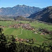 Nur selten bietet der Waldsteig Ausblicke wie hier über die spätsommerlichen Talauen des Tales der Tiroler Ache.