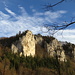 Donautal bei Beuron: Steile Kalkfelsen ragen aus den (kahlen) Wäldern