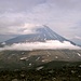 Blick vom Awatschinskij zum Vulkan Korjakskij, dicke Wolken ziehen auf und dichter Nebel verwehrt am Ende den Aufstieg zum aktiven Krater des Awatschinskij,mit seinem einzigartigen Blumenkohlpfropfen.<br /><br />