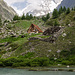 Lac Combal mit der wegen Umbau geschlossenen Bar Combal. Dahinter das Tal des Miage-Gletschers undin Hintergrund die Aig. de Bionnassay.