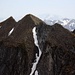 Zoom vom Brisen (2404 m) zum <strong>Hoh Brisen</strong> (2413 m). Vor dem Gipfel mit dem Steinmann ist das ausgesetzte Gratstück und darunter das schneegefüllte Nordcouloir zu sehen.
