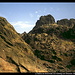 La Galana (im Einschnitt) vom Aufstieg zum Almanzor, Sierra de Gredos, Spanien