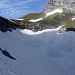 Blick ins Brisital und zur Palisnideri, mit der Schneesituation Ende Mai 2009. Man quert das Schneefeld nach rechts zu den aperen Osthängen des Brisi, von wo man problemlos den Übergang erreicht.