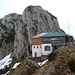 Tegernseer Hütte mit Aufstiegsrinne im Hintergrund