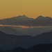 Hinteres Sonnwendjoch und Halserspitz bei Sonnenaufgang mit Nebeldecke. Der Hochkalter ganz hinten schaut zu.<br /><br />Hinteres Sonnwendjoch e Halserspitz all`alba con una coperta di nebbia. Tutto in dietro all`orizzonte l`Hochkalter (Alpi del Berchtesgaden)