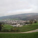 Blick zurück auf Moutier und erste blaue Streifen am Himmel