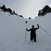 Knietiefer Abstieg durch den Schnee zur Galinaalpe