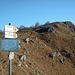 Indicazione per il sentiero del 50° SEC. Sullo sfondo il Monte Rai