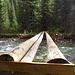 Provisorische Brücke, ohne die es so schnell kein Hinüberkommen gäbe. Die wackligen Holzstämme haben durchaus etwas Balancegefühl gefordert.