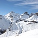 <b>Il paesaggio è spettacolare. La dolcezza di questo alpeggio fa da contrappeso all’asprezza del Teurihorn (2973 m), dello Steilerhorn (2980 m), dell’Alperschällihorn (3039 m) e di altre cime che chiudono l’anfiteatro ad occidente.</b>