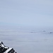 Unter dem Stockberg breitet sich ein schier unendliches Nebelmeer aus, aus dem nur noch die Spitzen einiger Erhebungen wie Inseln herausschauen