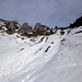 Abstiegsrinne in der Südflanke des Lütispitz - darüber eine Miniaturausgabe der [http://www.hikr.org/gallery/photo438868.html Dreifaltigkeit]