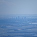 Blick vom Gipfel zum etwa 90 km weit entfernten Calgary.