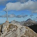 Das Gipfelkreuz vom Litnisschrofen vor Thannheimer Kulisse