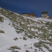 Hildesheimer Hütte beim Abstieg Richtung Sölden über den trotz Schnees noch erkennbaren Weg.