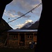 Der erste Blick aus dem Zelt in Narung: Ein Blick auf Shringi Himal und das Wetter lichtet sich wieder entgegen dem Vorabend. 