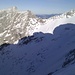 Die Hocheisspitze mit dem bei Skitourengehern beliebten Hocheiskar - man lasse sich ob der Steilheit nicht täuschen, das bis zu 40° steile Kar hat schon einige Lawinenopfer gefordert; hinten der Hochkalter