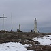 Ankunft auf dem Landeshöepunkt der Ukraine, der 2060,8m hohen Говерла (Hoverla). Auf dem grossen Gipfelplateau stehen, eine Fahnenstange, ein Gipfelkreuz, ein Wegweiser und zwei nationale Symbole aus Stein.