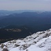Aussicht von der Говерла (Hoverla; 2060,8m) nach Osten. Der auffäligste Berg in der rechts der Bildmitte mit der kahlen Stelle ist der Гора Кострича (Hora Kostryča; 1585,9m).