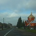 Typisches Strassenfoto zwischen Івано-Франківськ (Ivano-Frankivs’k) und Львів (L’viv) wo wir durch unzälige Dörfer fuhren die stets eine schöne Kirche hatten. Auf dem Foto ist das Dorf Соколівка (Sokolivka).