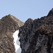 Zoom zum Gipfel des <strong>Hoh Brisen</strong> (2413 m) mit der Lücke, dem schneegefüllten Nordcouloir und dem schmalen und brüchigen Grat rechts darüber.