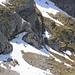 Abstieg Rund Südwestflanke: Blick oberhalb vom Trichter aufs Untere Band. Man folgt der Felswand entlang bis man zur Gross Chälen queren kann.