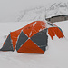 Schneeanhäufung am Zelt (nördliche Seite), man erkennt die schlechten Sichtbedingungen.