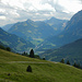 Am Weg zur Wald Alpe mit Blick hinunter in den Talkessel von Schnepfau