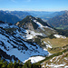 Blick hinab zur Latons Alpe. Am Horizont der Alpstein mit Säntis.