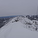 Dann ist man oben, Blick gen Osten, da dräunten schon die Wolken.