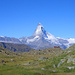 Grüne Wiese vor der Fluhalp und dem Matterhorn