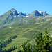 Heimspitze und Valisera über den im Sommer grünen Hängen des Skigebiets "Silvretta Nova"