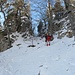 am Grat weist eine undeutliche Tafel auf diesen - im Winter etwas anspruchsvolleren - Abstieg Richtung Brüggli hin